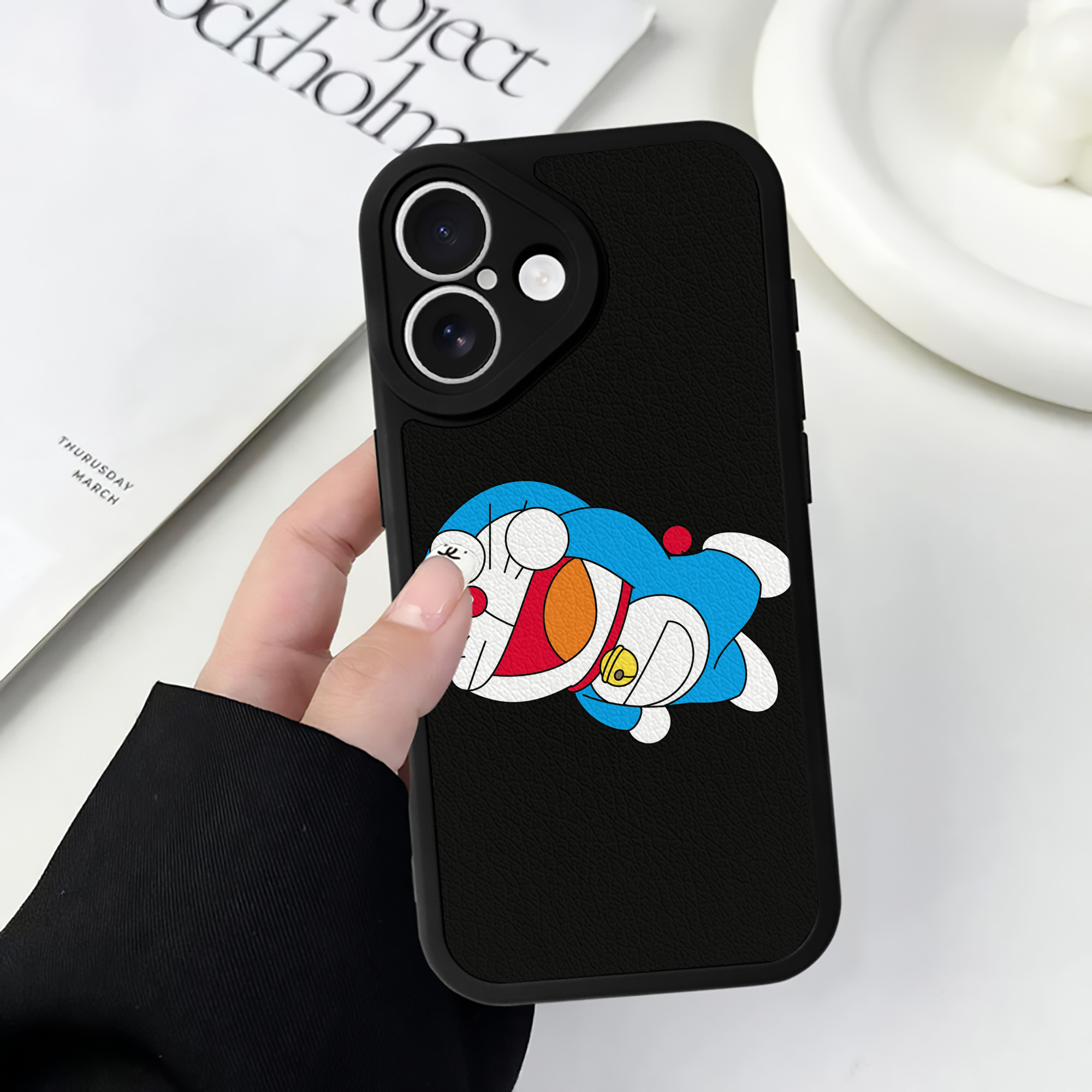 （画像用） ドラえもん Doraemon 【iPhone 16シリーズ対応】シリコンスマホケース（レザー調） 材質：シリコン